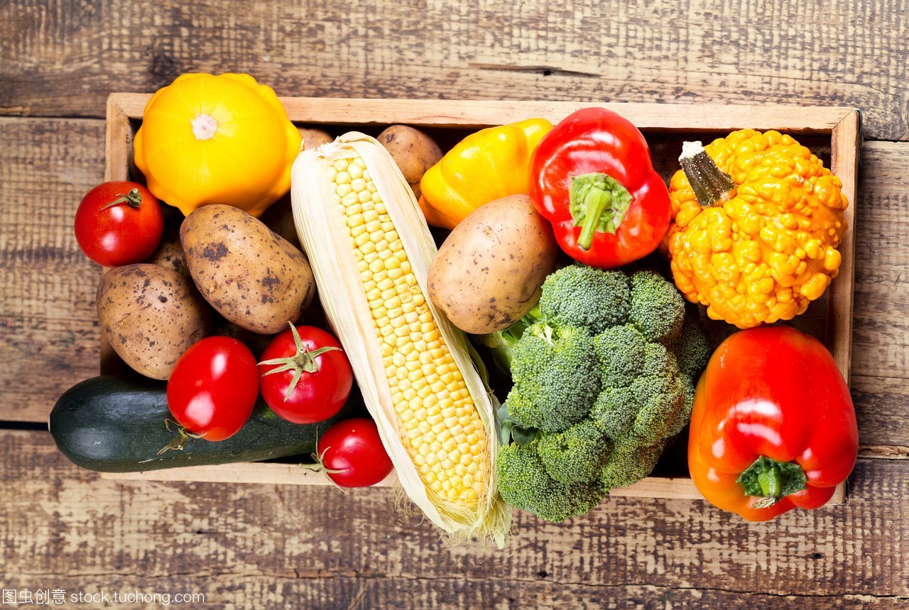 木箱里新鮮的蔬菜